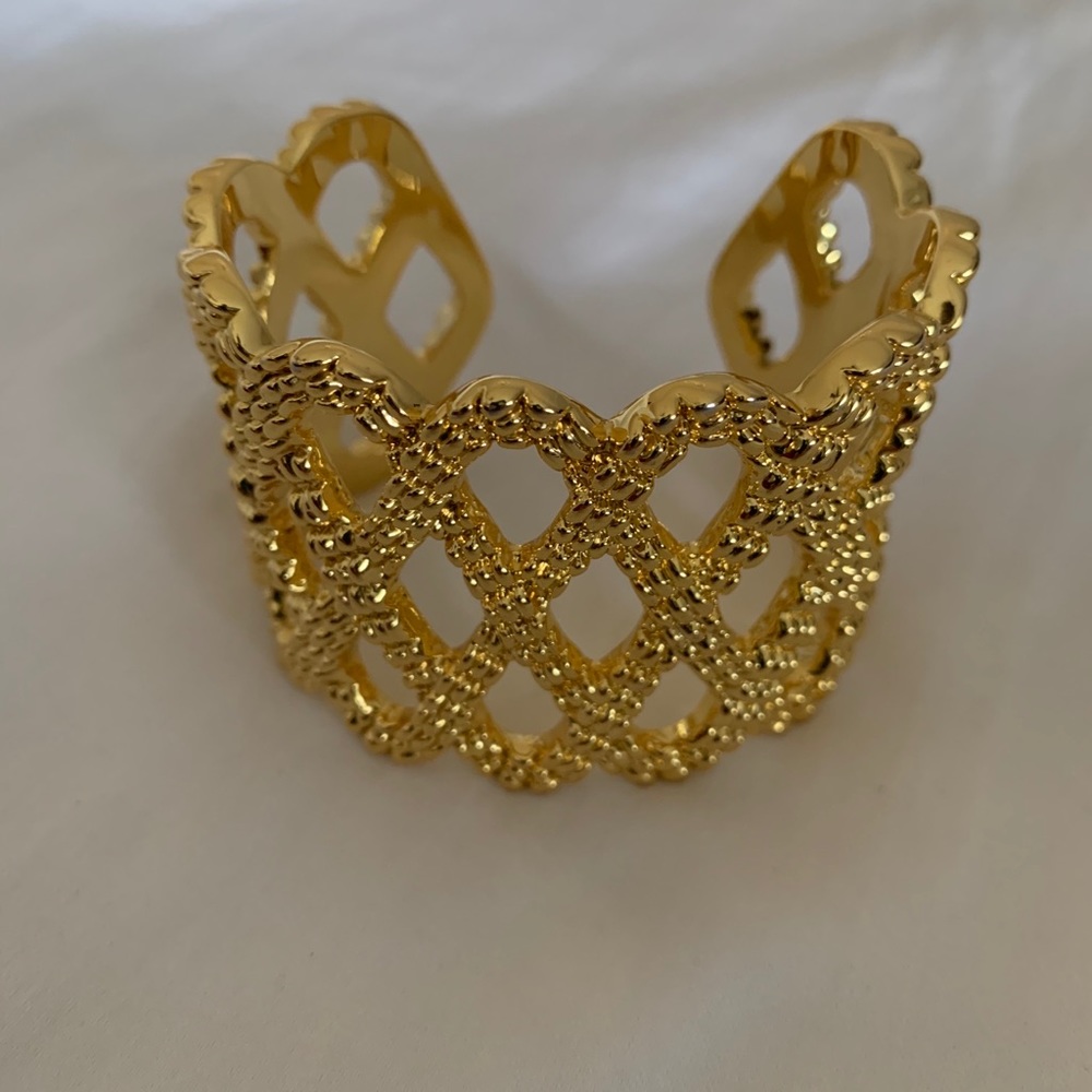 Lilly gold bangle